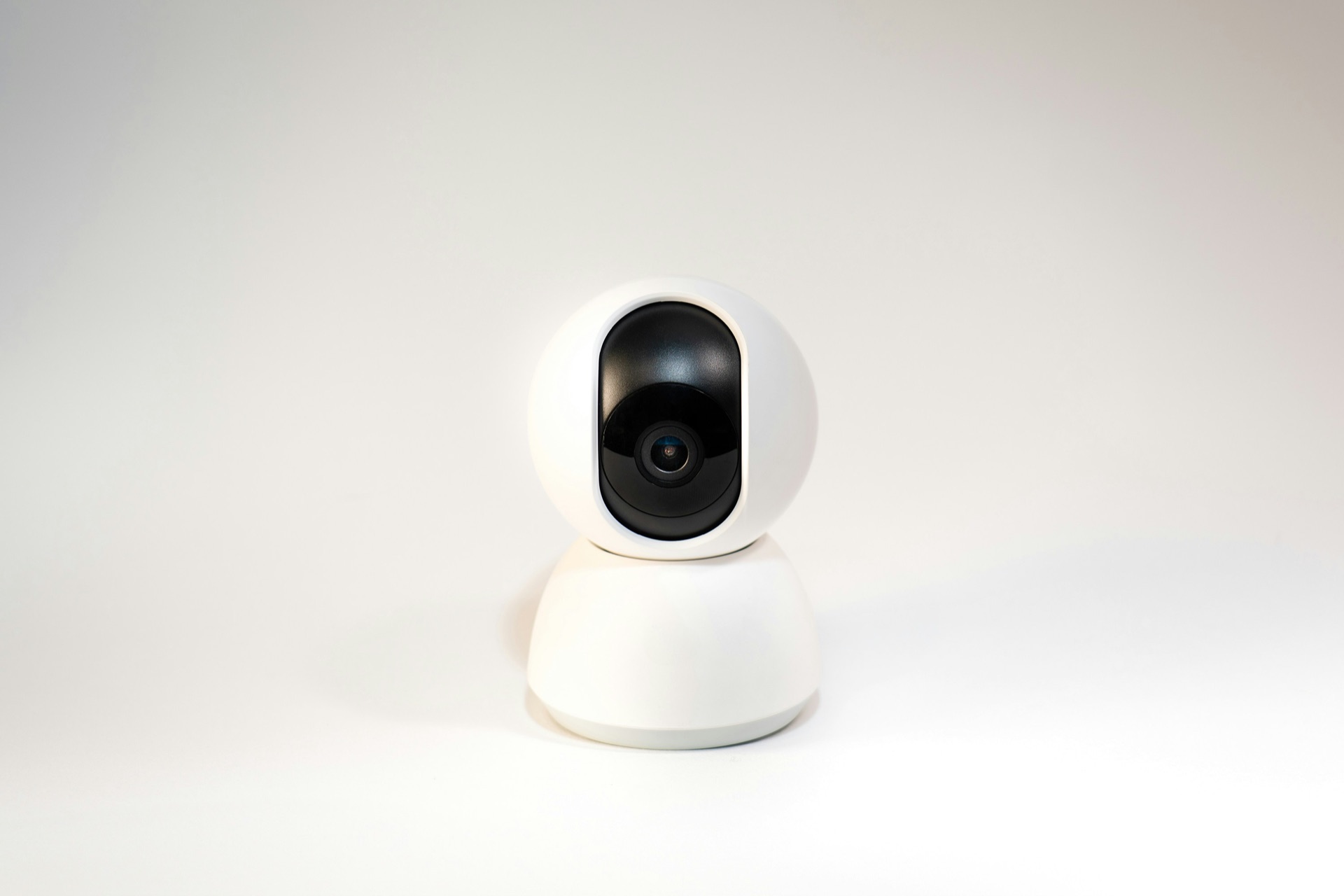 Indoor pan-tilt CCTV camera in white finish