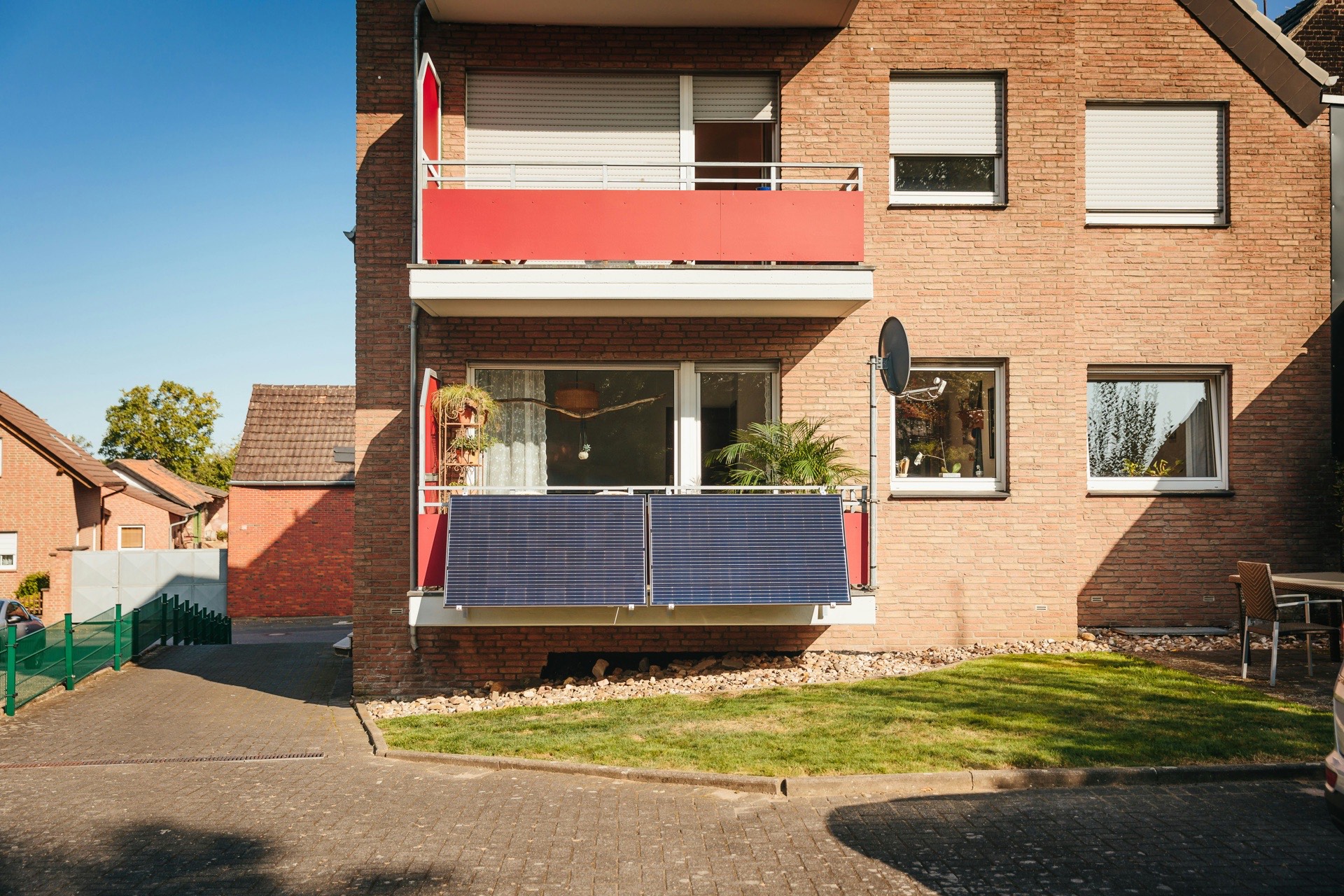Twin-panel 800W setup on an apartment balcony